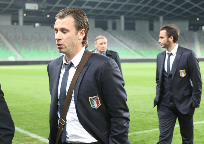 Antonio Cassano z reprezentančnimi soigralci pred kvalifikacijskim obračunom v Ljubljani marca 2011. FOTO:&nbsp;Igor Zaplatil/Delo
