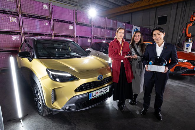 Toyota yaris cross je slovenski avto leta 2022. Ob njem predstavniki Toyote Adrie: Maša Meden, Danijela Stojanović in Kensuke Cučija. FOTO: Uroš Modlic

