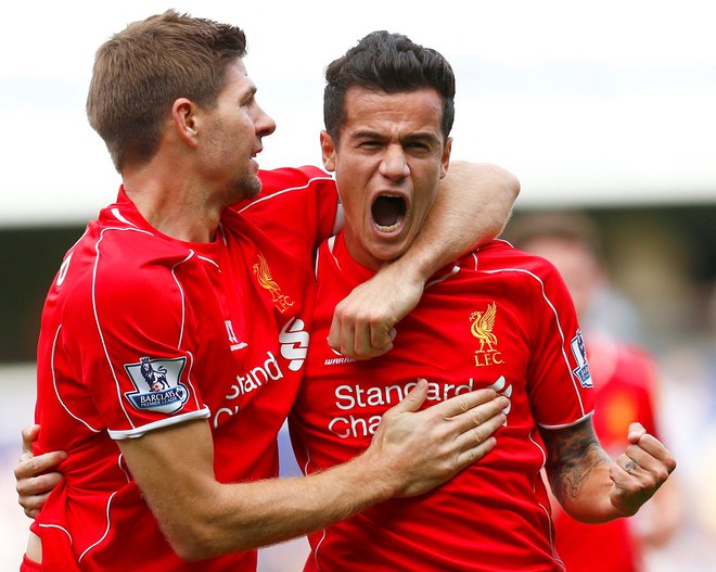 Philippe Coutinho (desno) in Steven Gerrard oktobra 2014 v majicah Liverpoola. FOTO: Eddie Keogh/Reuters
