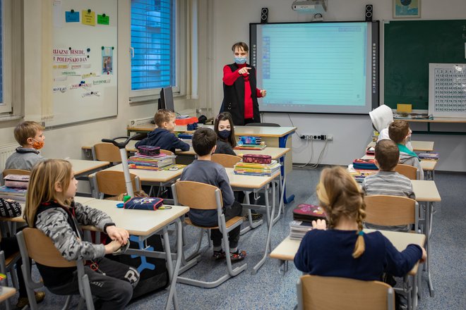 V torek je bilo po podatkih sledilnika v karanteni 19.651 učencev in 12.808 dijakov. FOTO: Voranc Vogel/Delo
