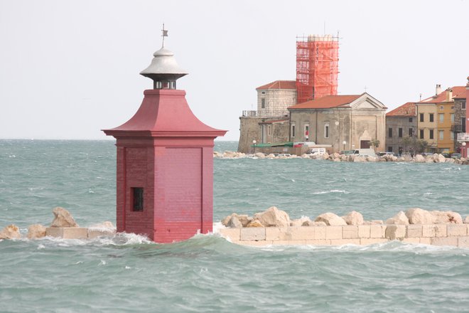 Morje poplavlja Piran že vsaj 100 let, vendar zadnja leta pogosteje. Foto Boris Šuligoj
