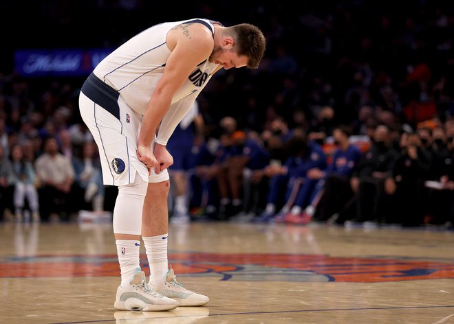 Ne le Luka Dončić, tudi drugi košarkarji Dallasa so sklonjenih glav zapustili sloviti Madison Garden, kjer so Teksašani končali niz šestih zmag. FOTO: Elsa/AFP
