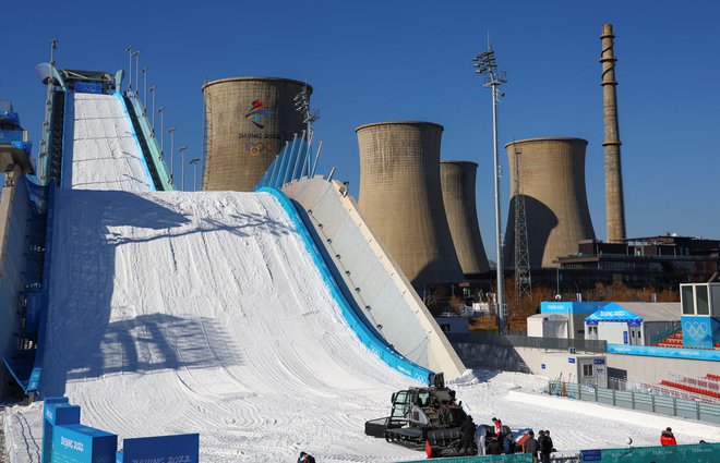Zimske olimpijske igre v Pekingu bodo v marsičem posebne tudi zaradi prizorišč tekmovanj, kakršno bo v prostem smučanju in deskanju na snegu. FOTO: Pawel Kopczynski/Reuters

