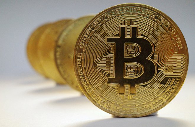 Bitcoin je kripto valuta z daleč največjo tržno vrednostjo, v zadnjem času pa množično izdajajo nove valute in nove NFT žetone. FOTO: Edgar Su/Reuters
