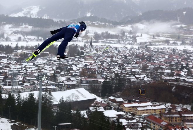 Bo Kamil Stoch poletel v Peking? FOTO: Kai Pfaffenbach/Reuters
