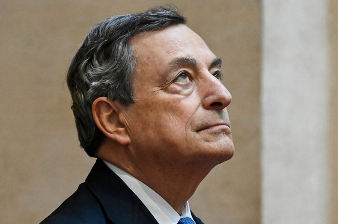 Bo Mario Draghi postal predsednik republike ali bo ostal premier? Italijani bi ga najraje imeli na obeh mestih hkrati. FOTO: Alberto Pizzoli/AFP
