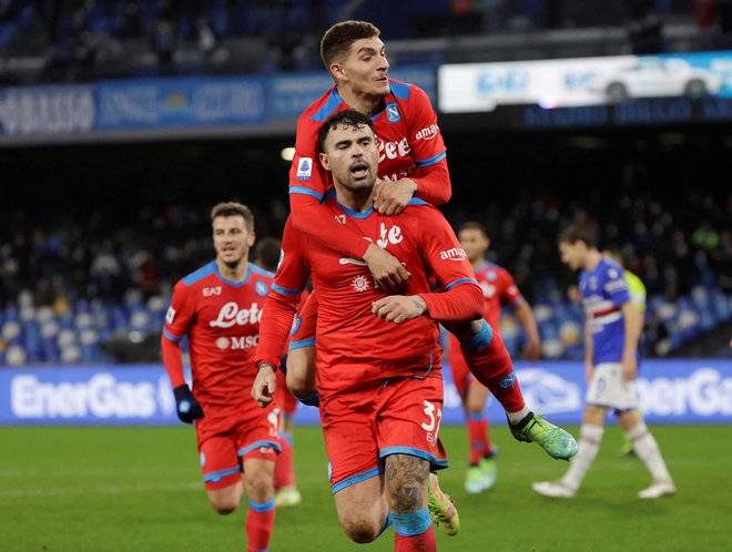 Andrea Petagna proslavlja po zadetku na štadionu Diega Armanda Maradone z&nbsp;Giovannijem Di Lorenzom.&nbsp;FOTO: Ciro De Luca/Reuters
