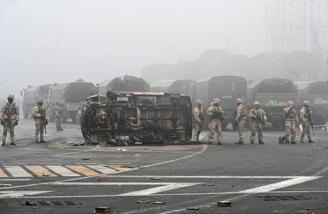 Prve ruske enote so v Alma-Ato prispele v noči s šestega na sedmi januar. FOTO: Marija Gordejeva/Reuters
