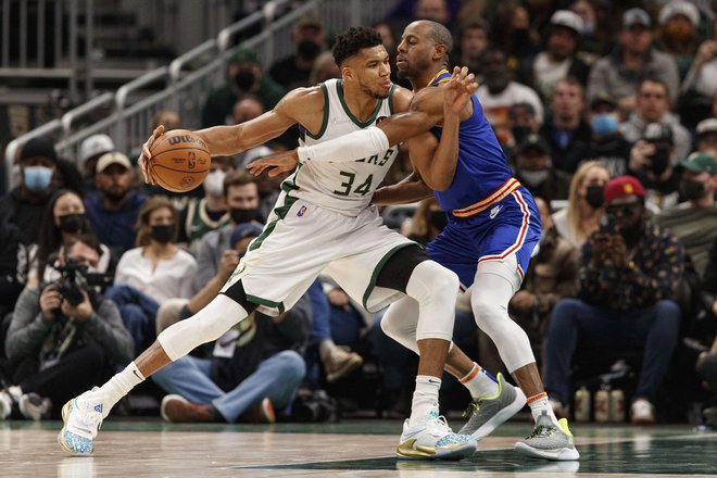 Najboljši košarkar lanske končnice v NBA Giannis Antetokounmpo je gostom iz San Francisca pokazal, zakaj je Milwaukke osvojil naslov prvaka. FOTO: Jeff Hanisch/Usa Today Sports
