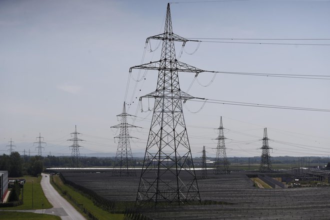 Če se za kriterij vzame samo količina izpustov CO2, potem je jedrska energija zelena. Toda zgolj ta kriterij ni zadosten, je pa nujen ... Foto Leon Vidic/Delo
