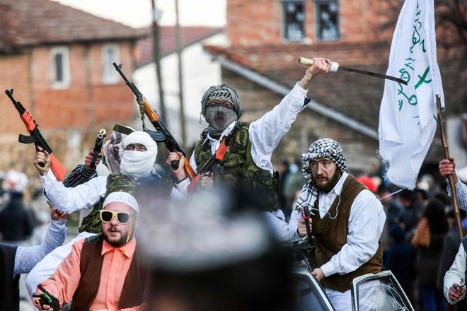 Našemljeni veseljaki na pustnem sprevodu v makedonski vasi Vevčani. Vevčanski pust je star 1.400 let in poteka vsako leto na predvečer praznika svetega Vasilija (14. januarja) , ki označuje tudi začetek novega leta po julijanskem koledarju, ki ga časti makedonska pravoslavna cerkev. Foto: Robert Atanasovski/Afp

&nbsp;
