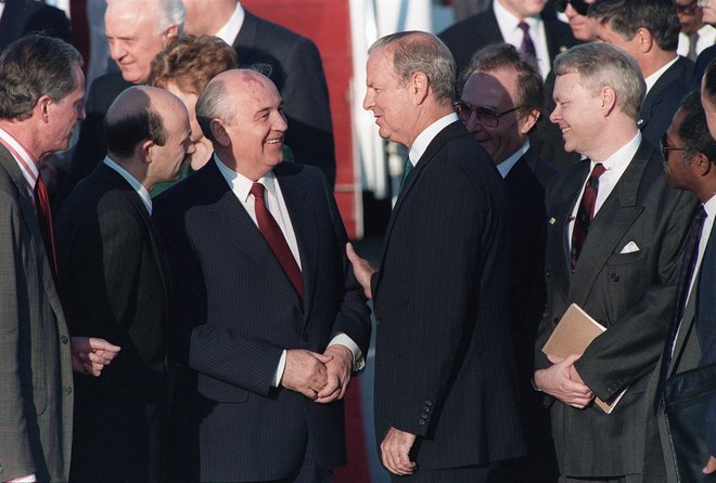 Predsednik&nbsp;Sovjetske zveze Mihaila Gorbačova se je pred vrhom z ameriškim predsednikom Georgeem Bushem starejšim 30. maja 1990 srečal z&nbsp;zunanjim ministrom&nbsp;ZDA Jamesom Bakerjem (desno). V ozadju je takratni sovjetski zunanji minister Eduard Ševardnadze. FOTO:&nbsp;J. David Ake/AFP
