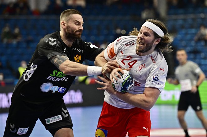 Mikkel Hansen je proti Črnogorcem dosegel deset golov. FOTO:&nbsp;Marton Monus/Reuters
