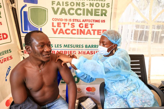 EU pogosto donira cepiva, ki so tik pred iztekom roka za uporabo. FOTO:&nbsp;Daniel Beloumou Olomo/AFP
