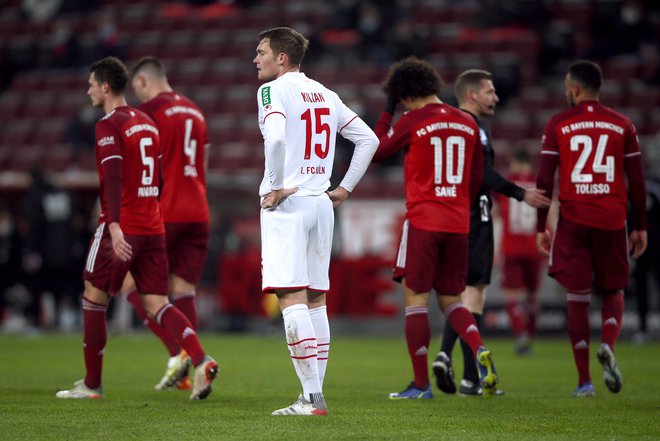 Nogometaši Bayerna proslavljajo po četrtem golu v domači mreži. FOTO: Thilo Schmuelgen/Reuters
