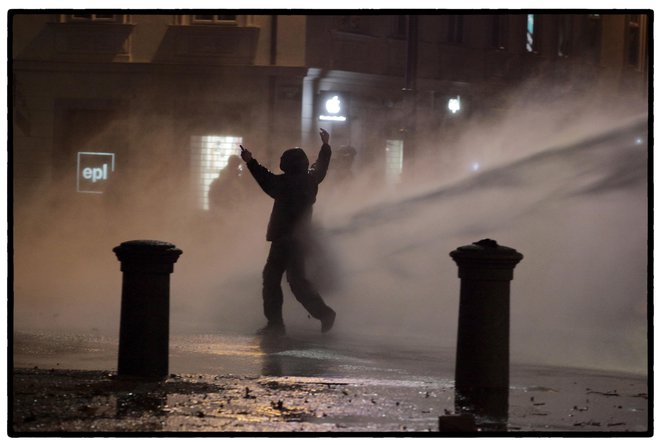 V Italiji so morali proti protestnikom uporabiti vodni top. FOTO: Tone Stojko
