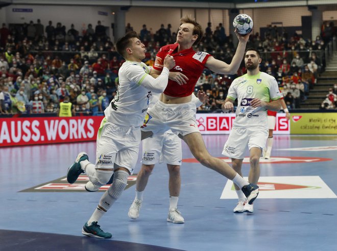 Mathias Gidsel je povzročal težave slovenski obrambi. FOTO: Bernadett Szabo/Reuters
