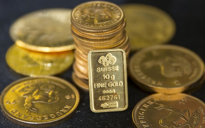 Kot naložba v fizično zlato so najbolj priljubljeni (in uporabni) zlatniki in ploščice manjše teže. Deset gramov zlata pomeni približno 550 evrov.

FOTO: Neil Hall/Reuters
