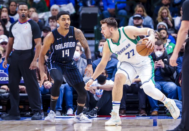 Luka Dončić (desno) in njegov čuvaj Gary Harris med tekmo Dallasa in Orlanda. FOTO: Kevin Jairaj/Usa Today Sports
