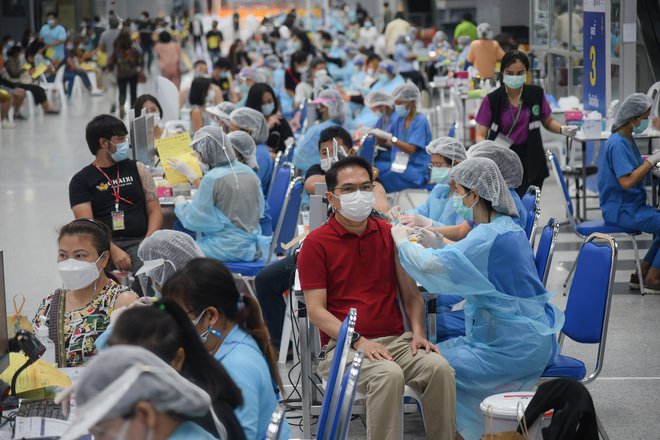 Tajska je bila med državami, ki so že pred prevlado različice omikron priporočile kombiniranje cepiv kitajskih farmacevtskih družb z zahodnimi. FOTO:&nbsp;Yuttachai &shy;Kongprasert/Reuters

