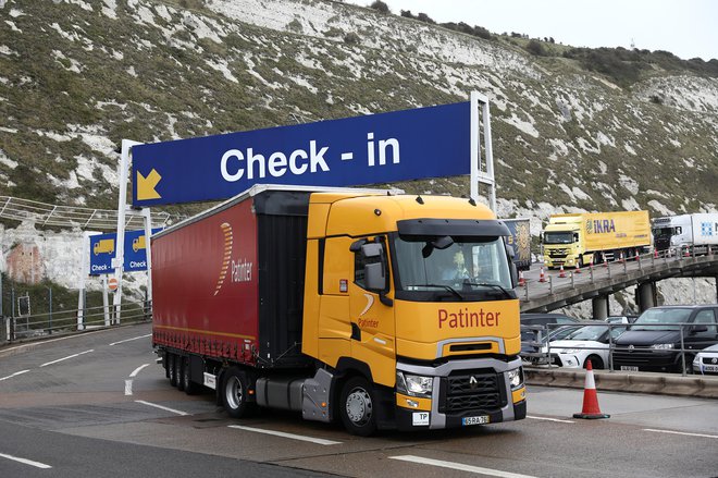 Trajektni terminal v Dovru predstavlja glavno točko vstopa za blago slovenskih podjetij na britanski trg. FOTO: Simon Dawson/Reuters
