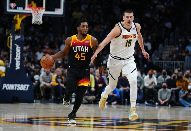 Donovan Mitchell je bil najučinkovitejši in jeziček na tehtnici pri zmagi Utaha proti Denverju, ki je imel znova razpooloženega Nikolo Jokića. FOTO: Ron Chenoy/Usa Today Sports
