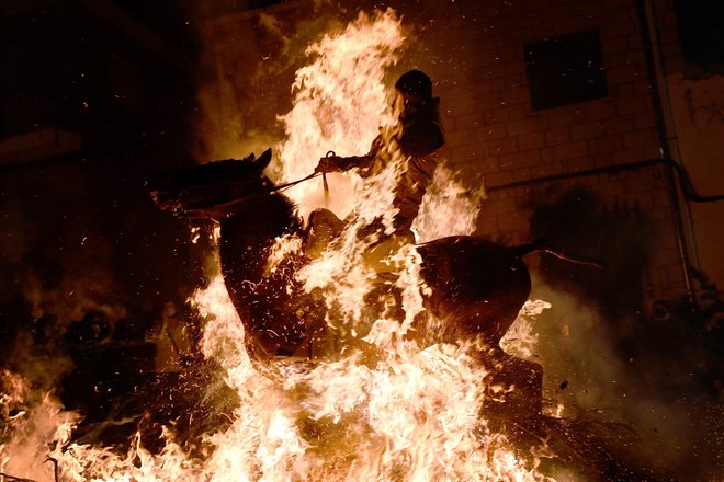 Moški s konji skačejo čez kres v vasi San Bartolome de Pinares v osrednji Španiji, med tradicionalnim verskim festivalom Las Luminarias, posvečenem svetemu San Antoniu Abadu, zaščitniku živali. Foto: Pierre-Philippe Marcou/AFP

&nbsp;

&nbsp;
