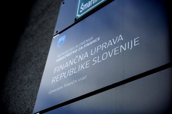 Po prvih podatkih je finančna uprava lani imela 19,212 milijarde evrov prihodkov, kar je 18 odstotkov več kot predlanskim in devet odstotkov več kot leta 2019. FOTO: Leon Vidic/Delo
