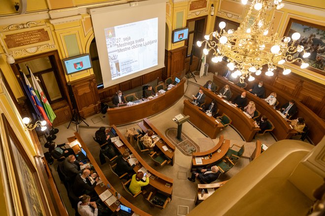 Povprečna navzočnost mestnih svetnikov na sejah je bila 77-odstotna. FOTO: Črt Piksi/Delo
