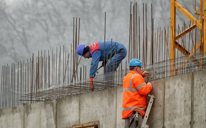 Zbliževanje plačnih razredov v Sloveniji pomeni vse večjo revščino, saj zaposleni zaradi čedalje večje plačne uravnilovke niso ustrezno nagrajeni za svoj uspeh, posledično pa so tudi manj motivirani za delo. FOTO: Blaž Samec/Delo
