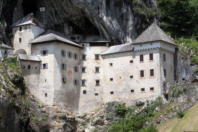 Predjamski grad, največji jamski grad na svetu, je na naslovnico uvrstil CNN. FOTO: Igor Mali/Slovenske novice
