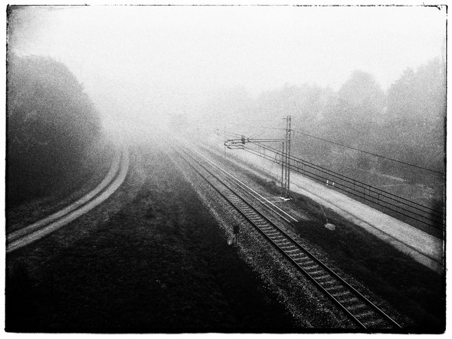 Besedilo romana prekinjajo avtorske fotografije Dušana Šarotarja, ki Zvezdni karti dodajajo ne le atmosferskost, temveč dodatno vsebinsko razslojenost. FOTO: Dušan Šarotar
