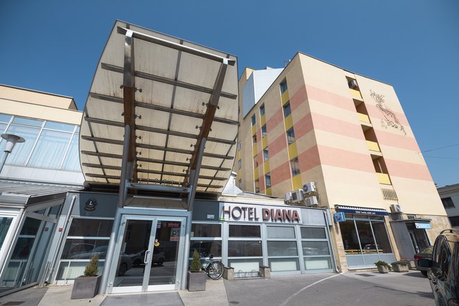 Hotel Diana, ki ima 97 sob, prostore za wellness in šport ter restavracijo in slaščičarno, bodo poskušali ponovno oživiti. FOTO: Jure Banfi
