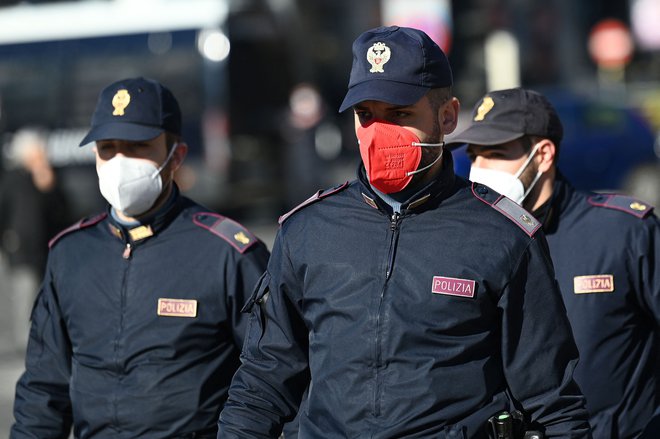 Modra uniforma in rožnata zaščitna maska? Tako ne bo šlo, so sklenili italijanski policijski sindikalisti. Foto: Vincenzo PINTO/AFP)
