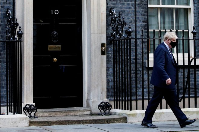 Za britanskim ministrskim predsednikom Borisom Johnsonom je najhujši teden njegovega mandata. Se je še sposoben pobrati? Foto: Paul Childs/Reuters
