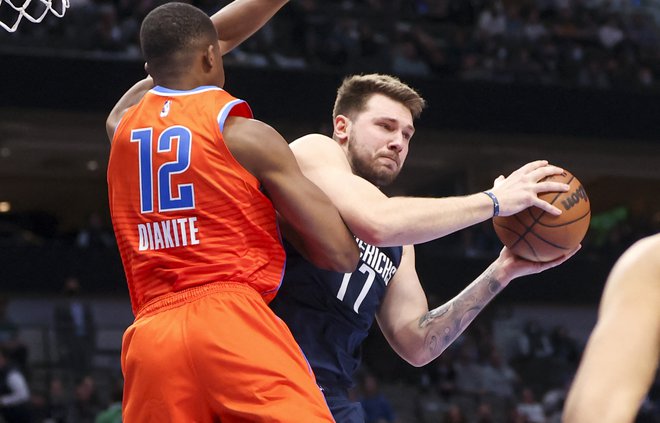 Mamadi Diakite poskuša zaustaviti Luko Dončića v Dallasu. FOTO: Kevin Jairaj/USA TODAY Sports
