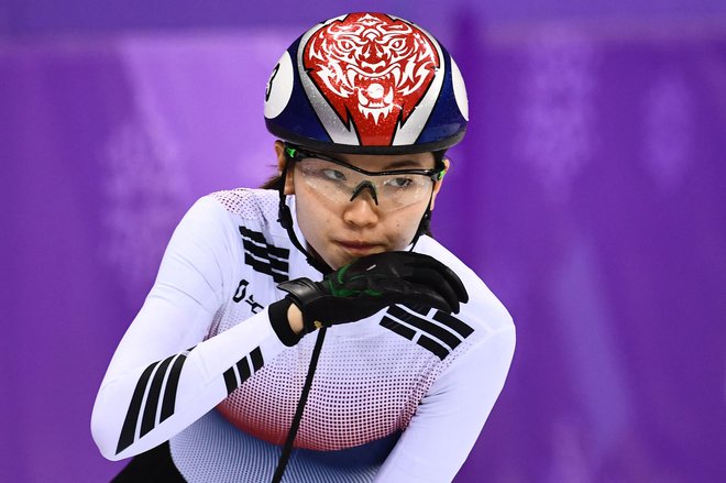 Zgodba Shim Suk-hee (na fotografiji po četrtfinalni preizkušnji na OI 2018) je več let vznemirjala južnokorejsko športno javnost. FOTO: Aris Messinis/AFP
