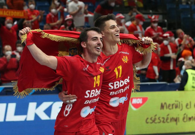Miloš Vujović&nbsp;in Vasilje Kaludjerović proslavljata po zmagi v Debrecenu. FOTO: Bernadett Szabo/Reuters
