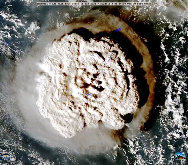 Izbruh vulkana na Tongi je bil tako silovit kot potres magnitude 5,8 in je povzročil cunami na številnih obalah sveta. Spremembe nihanja zračnega tlaka so 16 ur po izbruhu zaznali tudi merilniki v Sloveniji. FOTO: Reuters
