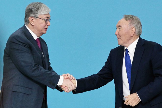 Kazahstanski predsednik Kasim-Žomart Tokajev (levo) je izničil vpliv klana svojega predhodnika Nursultana Nazarbajeva.

FOTO:&nbsp;Stanislav Filipov/AFP
