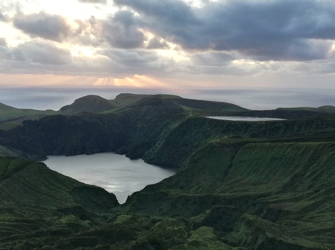 Flores, najzahodnejši otok Azorov, ponuja vse, kar oči pričakujejo od narave.
