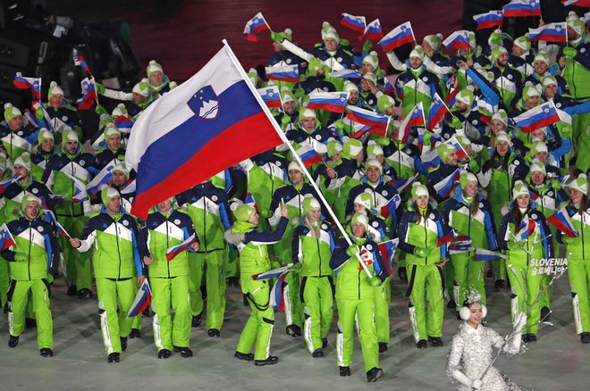 Na zimski olimpijadi v Pekingu bo nastopilo 41 slovenskih športnikov in športnic. Na sliki mimohod slovenske reprezentance na slovesni otvoritvi iger pred štirimi leti v Pjongčangu. FOTO: Damir Šagolj/Reuters
