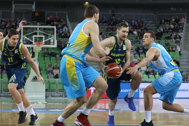 Zoran Dragić (z žogo) je v Stožicah že igral v dresih slovenske reprezentance in novomeške Krke, drevi bo še kot adut Cedevite Olimpije. FOTO: Voranc Vogel/Delo
