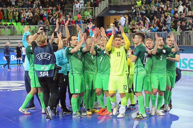 Slovenska reprezentanca je pred štirimi leti na domačem euru polnila tribune Stožic in dosegla najboljšo uvrstitev na velikih tekmovanjih. Tudi na letošnjem EP meri vsaj na četrtfinale. FOTO: Tomi Lombar
