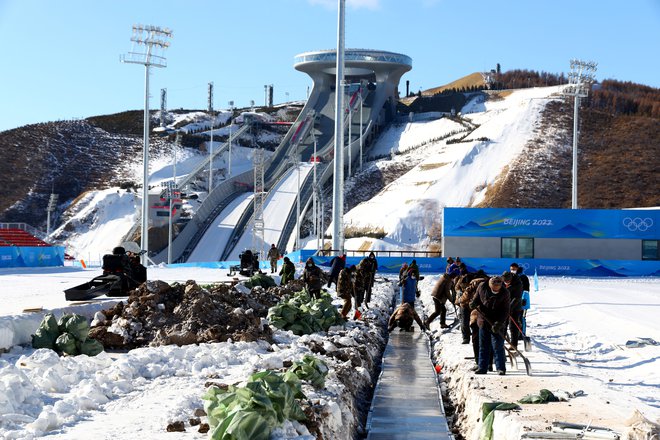 Smučarsko skakalni center v Zhangjiakou se je gradil tudi s slovenskim, kranjskim znanjem. FOTO: Pawel Kopczynski/Reuters
