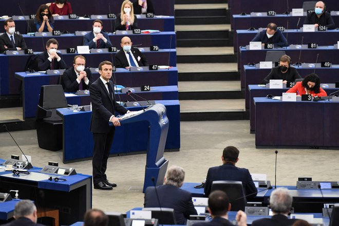 Pol leta predsedovanja so za uresničitev velikih ciljev kratko obdobje, toda francoskemu predsedniku Emmanuelu Macronu ne primanjkuje entuziazma. FOTO: Bertrand Guay/AFP
