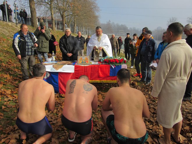 Mizo, na kateri ima paroh vse, kar potrebuje za blagoslov in krajši obred, vsako leto ovijejo v slovensko in srbsko zastavo. Tokrat je bila na njej še ogromna fotografija Novaka Đokovića. FOTO: Špela Kuralt/Delo
