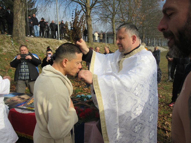 Preden se vitezi odpravijo v vodo, je krajši obred in blagoslov. FOTO: Špela Kuralt/Delo
