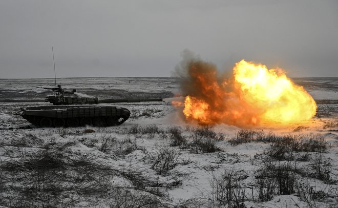 Ruski tank tretje generacije T-72B3 na nedavnih vojaških vajah v Rostovski regiji, ki meji na uporniški Donbas v sosednji Ukrajini. FOTO: Sergej&nbsp;Pivovarov/Reuters
