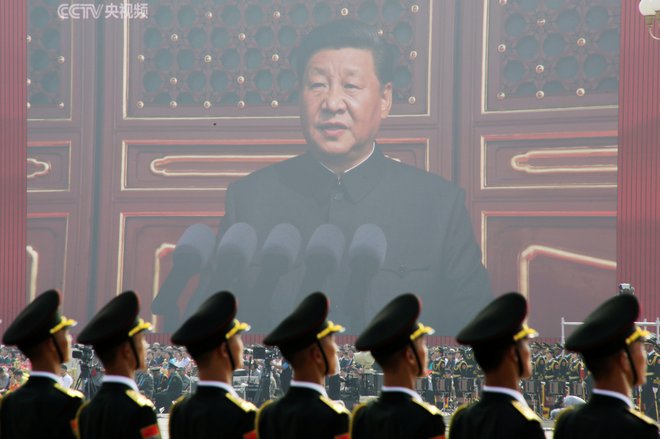 Xi Jinping bi moral letos na 20. partijskem kongresu potrditi podaljšanje svojega mandata na čelu vsega, zato bi bilo tvegano vsako poseganje po orožju. FOTO: Jason Lee/Reuters
